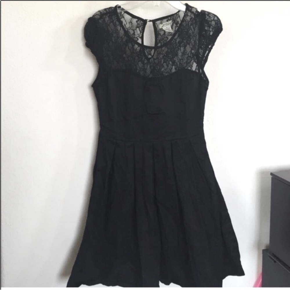 Black lace pleated dress